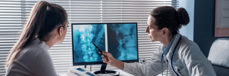 Radiologin stellt der Patientin eine Diagnose