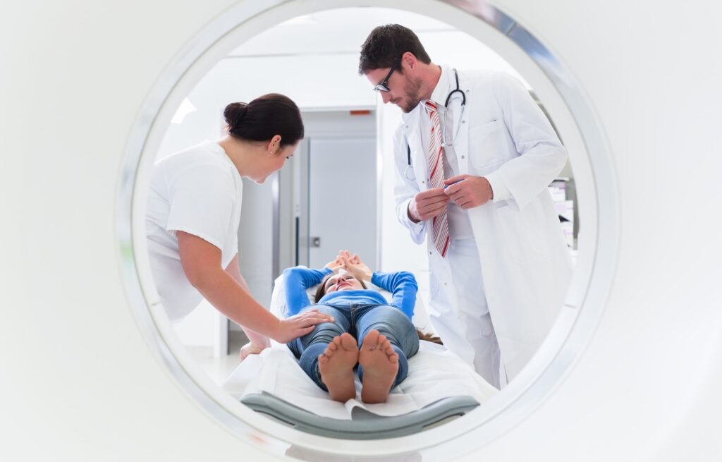 Arzt, Krankenschwester und Patient beim CT-Scan