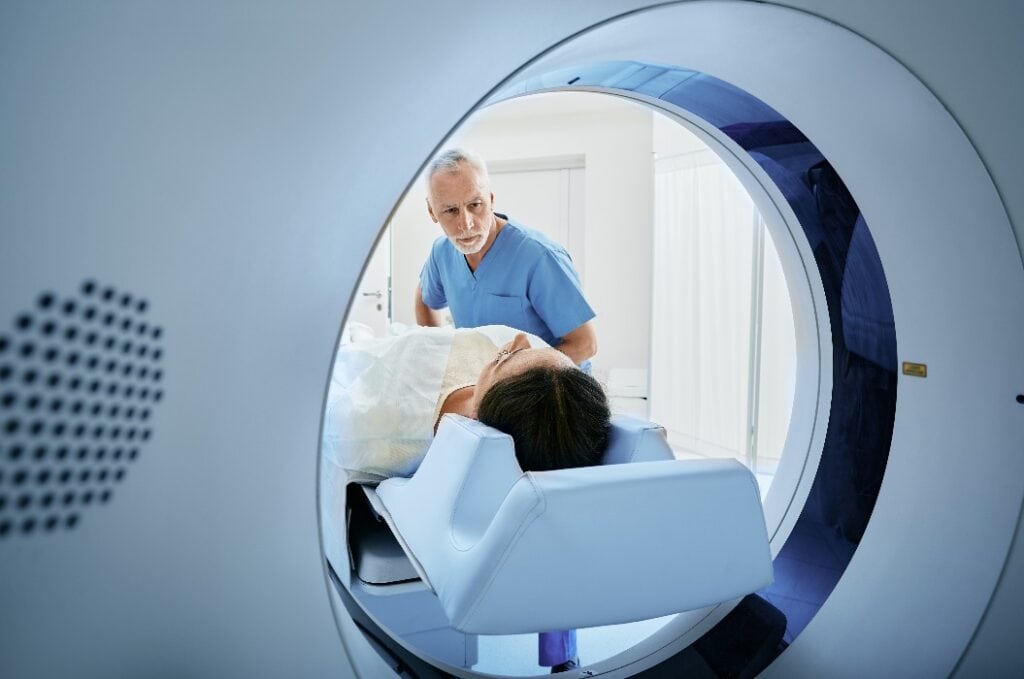 Magnetresonanztomographie: Eine Patientin geht in den CT-Scanner