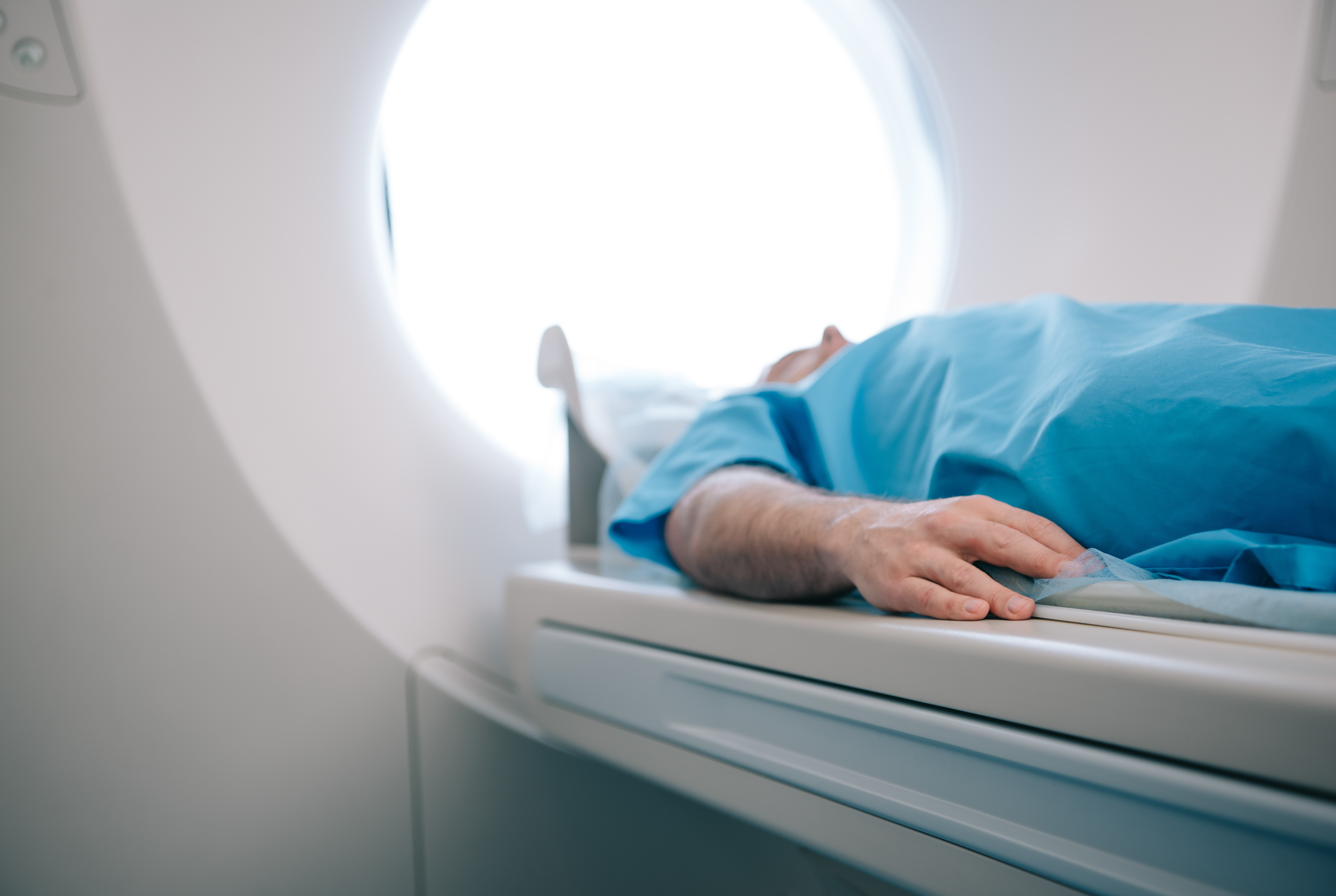 Patient wird in MRT gefahren